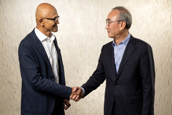 ساتيا ناديلا (Satya Nadella)، الرئيس التنفيذي ورئيس مجلس إدارة مايكروسوفت (يسار)، والرئيس التنفيذي السابق لـ KT كيم يونغ-سوب يتصافحان خلال حفل توقيع اتفاقية الشراكة في المقر الرئيسي لمايكروسوفت في ريدموند، ولاية واشنطن، الولايات المتحدة، عام 2024. / الصورة مقدمة من KT