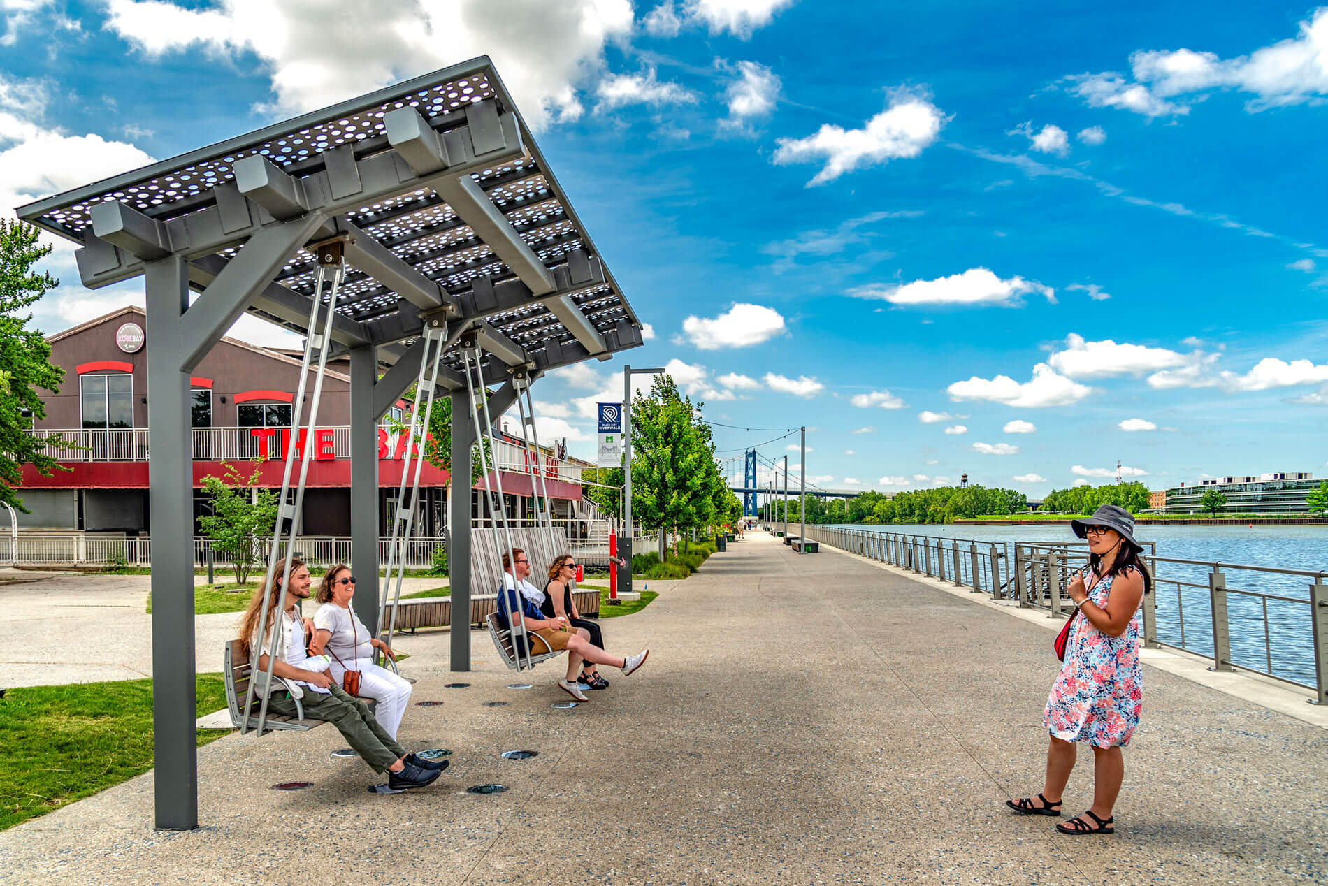 面向河滨的长椅秋千