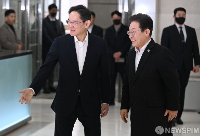 李在明总统(右)与三星电子会长李在镕握手致意。[照片 = Newspim DB]