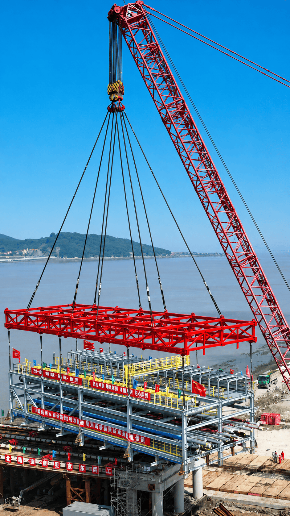 国内首例跨海管廊工程完工！本次吊装的管廊单体模块重达515吨、最长尺寸43米，刷新国内同类施工吨位纪录，成功填补我国海上大吨位管廊施工技术空白。#跨海管廊 #国内首例 #石化快讯