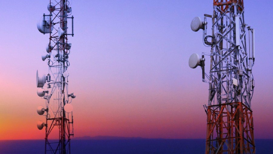 Schematische Darstellung der Versteigerung der Funkfrequenzbänder 700 MHz und 2,6 GHz.