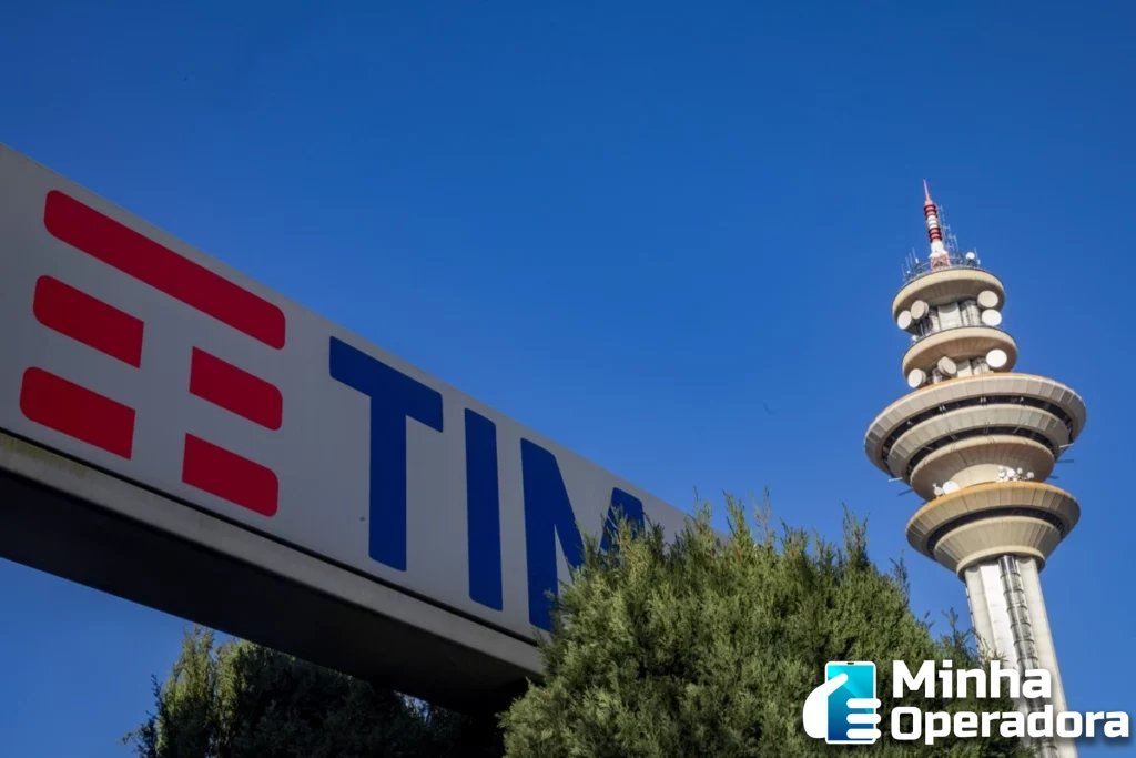 En primer plano, el logotipo de TIM; al fondo, una antena.