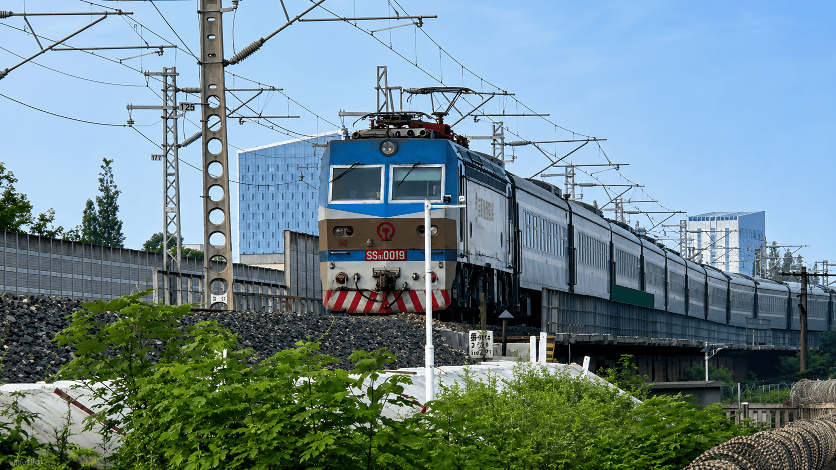 这个车头本是专门为陇海铁路提速而生，即使如今高速铁路飞速发展，依旧能在不少山区铁路大放异彩，它就是西安局的王牌车型之一：韶山7D。#火车 #铁路