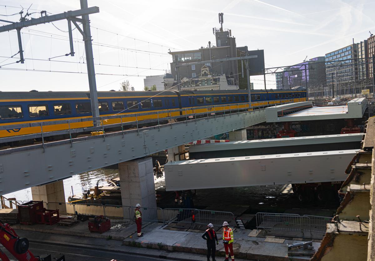 Heavy lifting meets urban railway renewal at Amsterdam Central Station