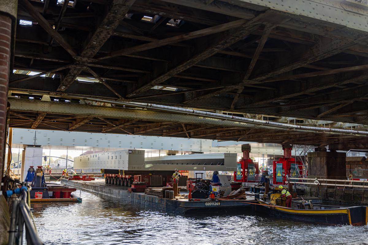 Heavy lifting meets urban railway renewal at Amsterdam Central Station