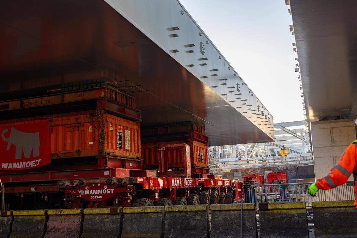 Heavy lifting meets urban railway renewal at Amsterdam Central Station
