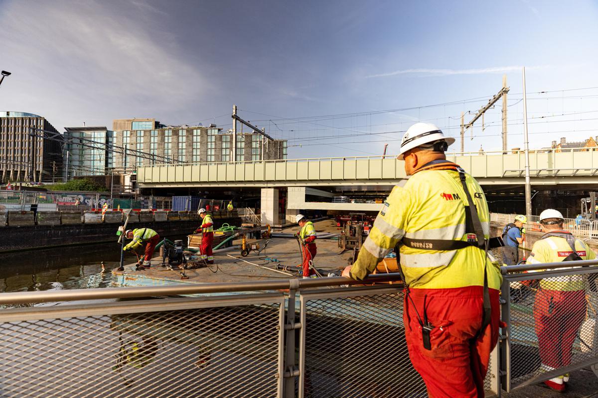 Heavy lifting meets urban railway renewal at Amsterdam Central Station