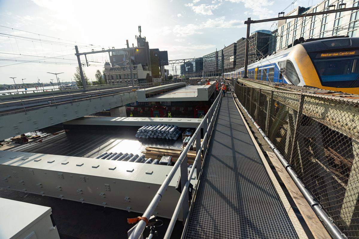 Heavy lifting meets urban railway renewal at Amsterdam Central Station
