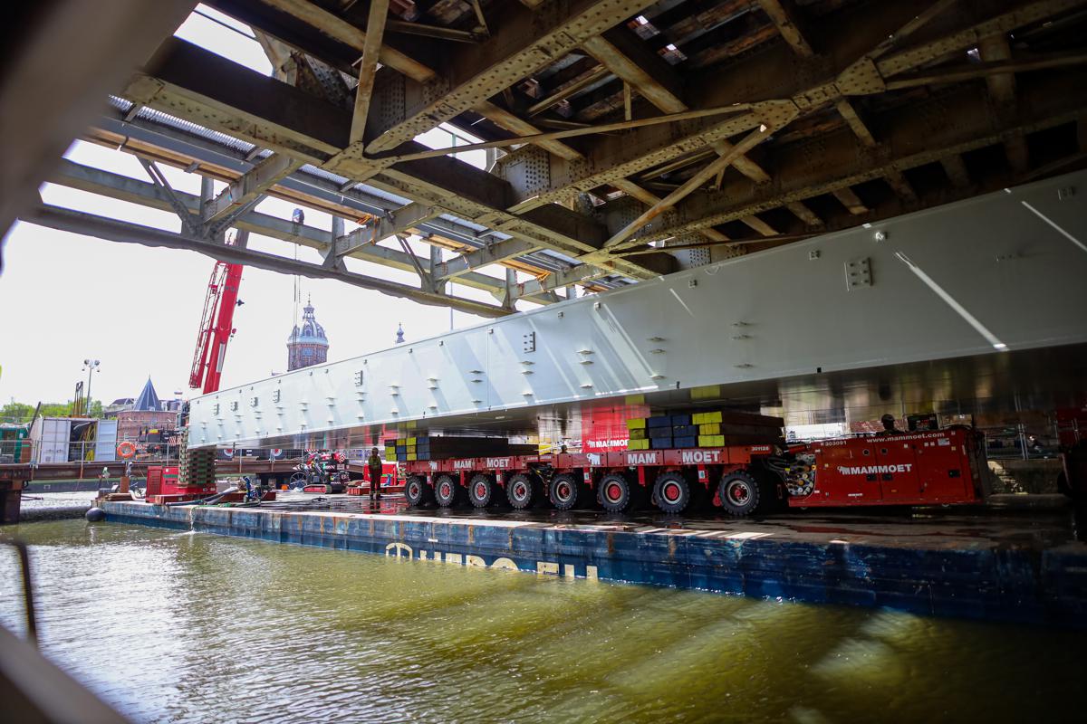 Heavy lifting meets urban railway renewal at Amsterdam Central Station