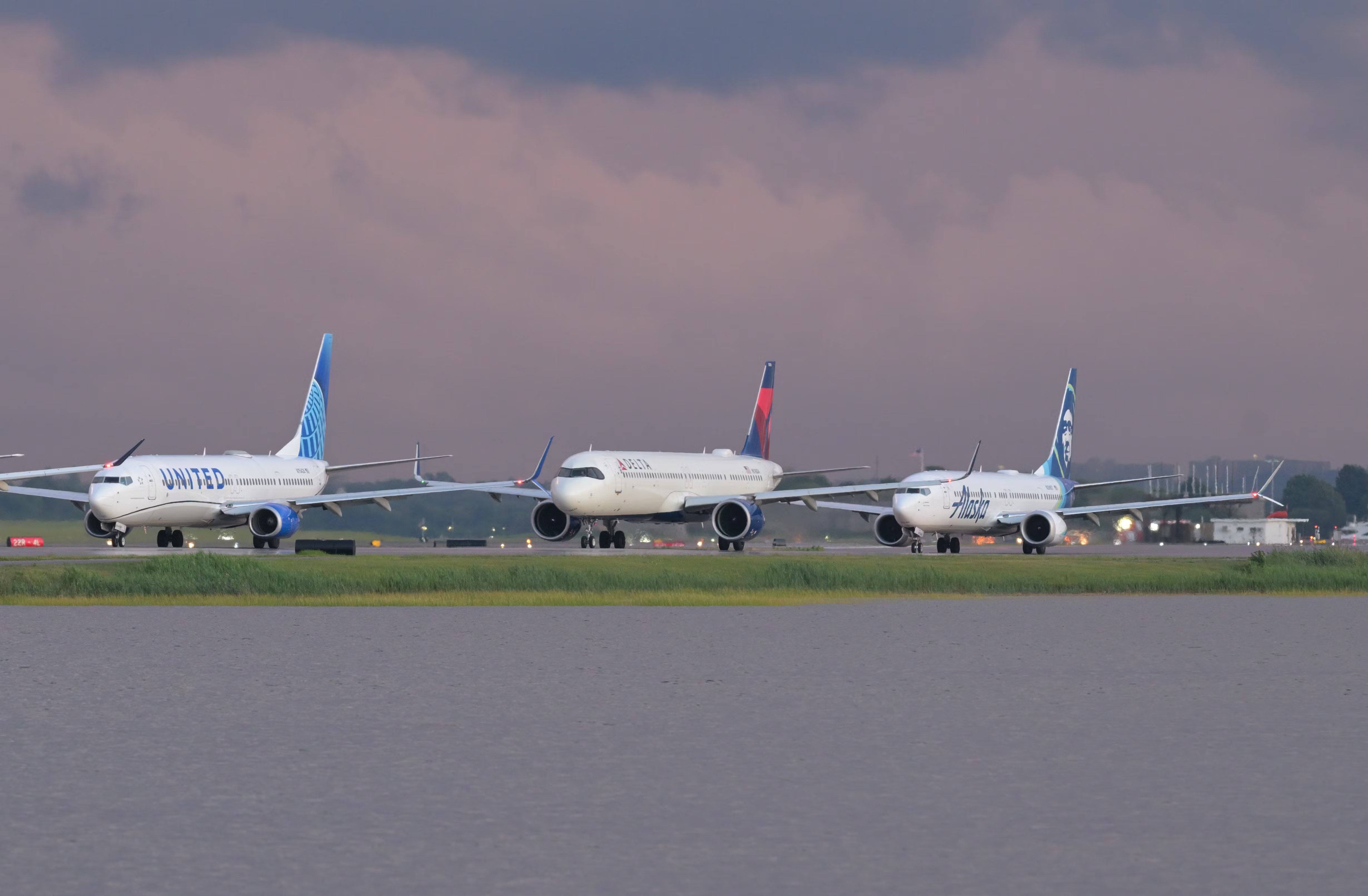 Aviones hacen fila en el Aeropuerto Logan de Boston.