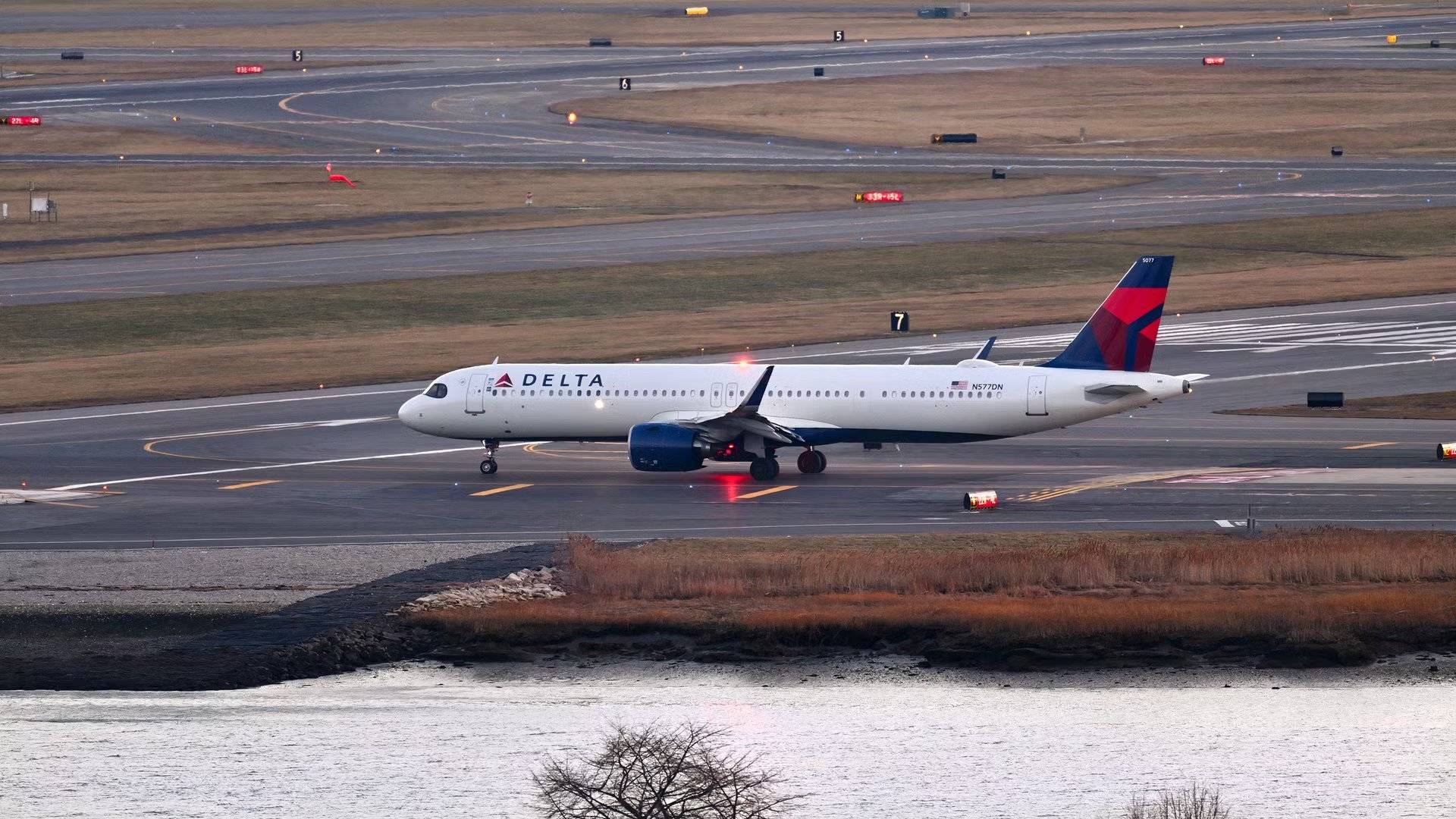 El Airbus A321neo N577DN de Delta Air Lines espera despegue en Boston.
