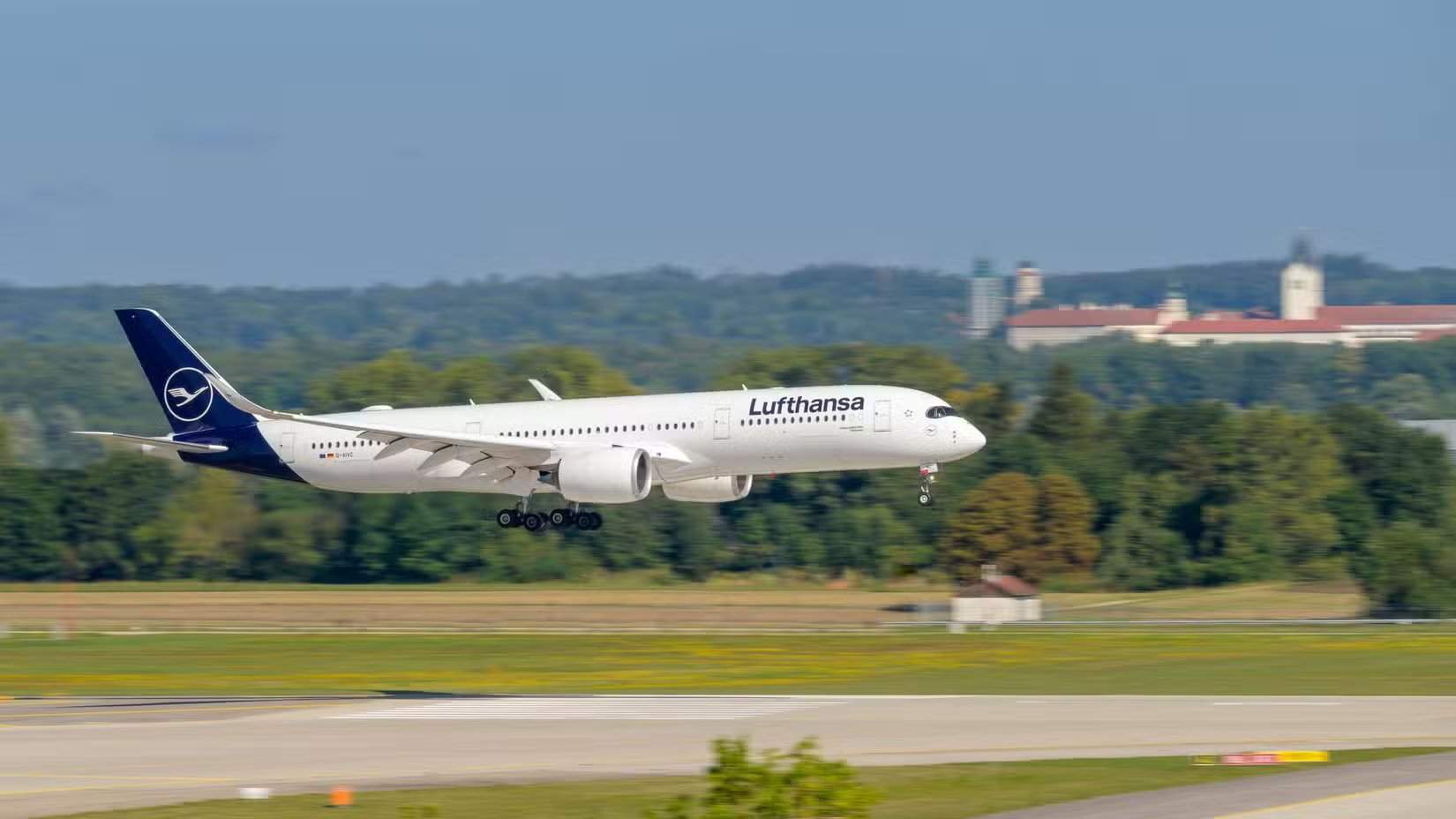 طائرة إيرباص A350-900 التابعة للوفتهانزا تهبط في مطار ميونخ