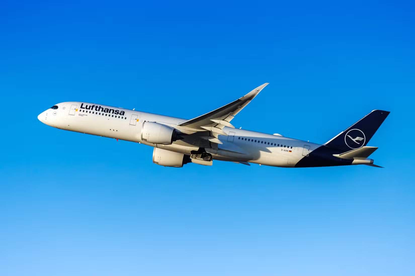 طائرة إيرباص A350-900 التابعة للوفتهانزا في طور الصعود
