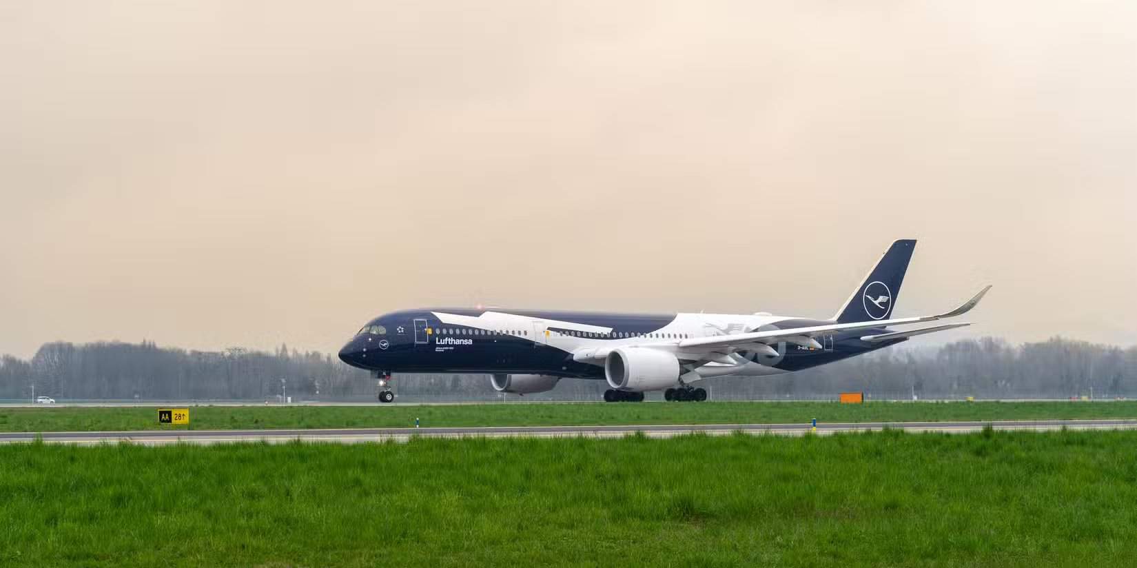 طائرة إيرباص A350-900 (D-AIXL) التابعة للوفتهانزا بطلاء الذكرى المئوية تقلع من مطار ميلانو بيرغامو الدولي