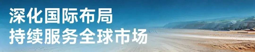 صورة لفريق عمل نفليج مع زوار المعرض