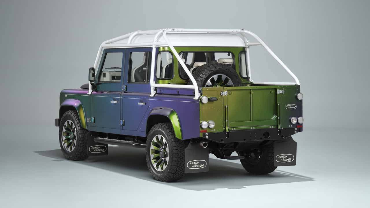 سيارة لاند روفر كلاسيك ديفيندر V8 (2026) بطلاء متغير اللون Spectral Green