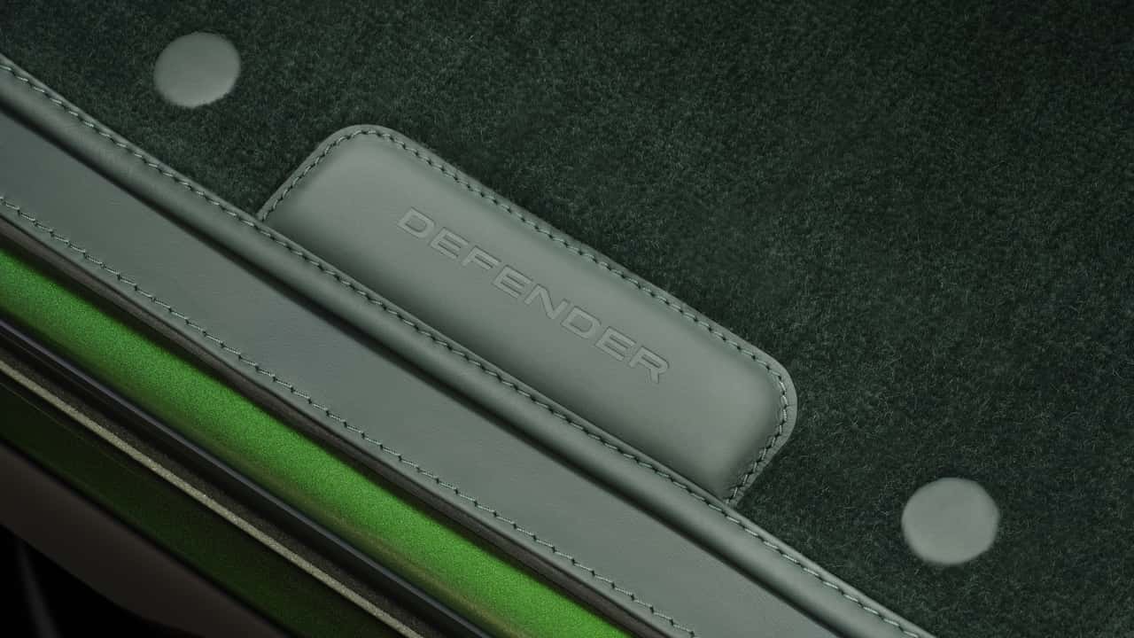 طلاء Spectral Green المتغير اللون على سيارة لاند روفر كلاسيك ديفيندر V8 (2026)