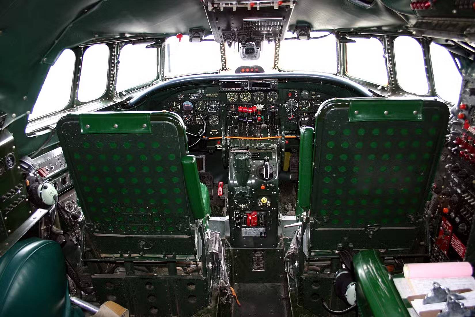 Кабина пилотов Lockheed Constellation