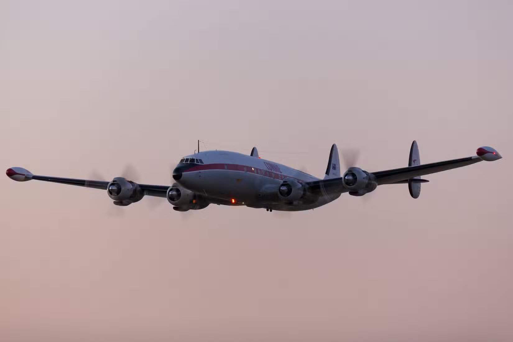 Винтажный авиалайнер Lockheed C-121C Super Constellation VH-EAG, эксплуатируемый Обществом восстановления исторических самолётов