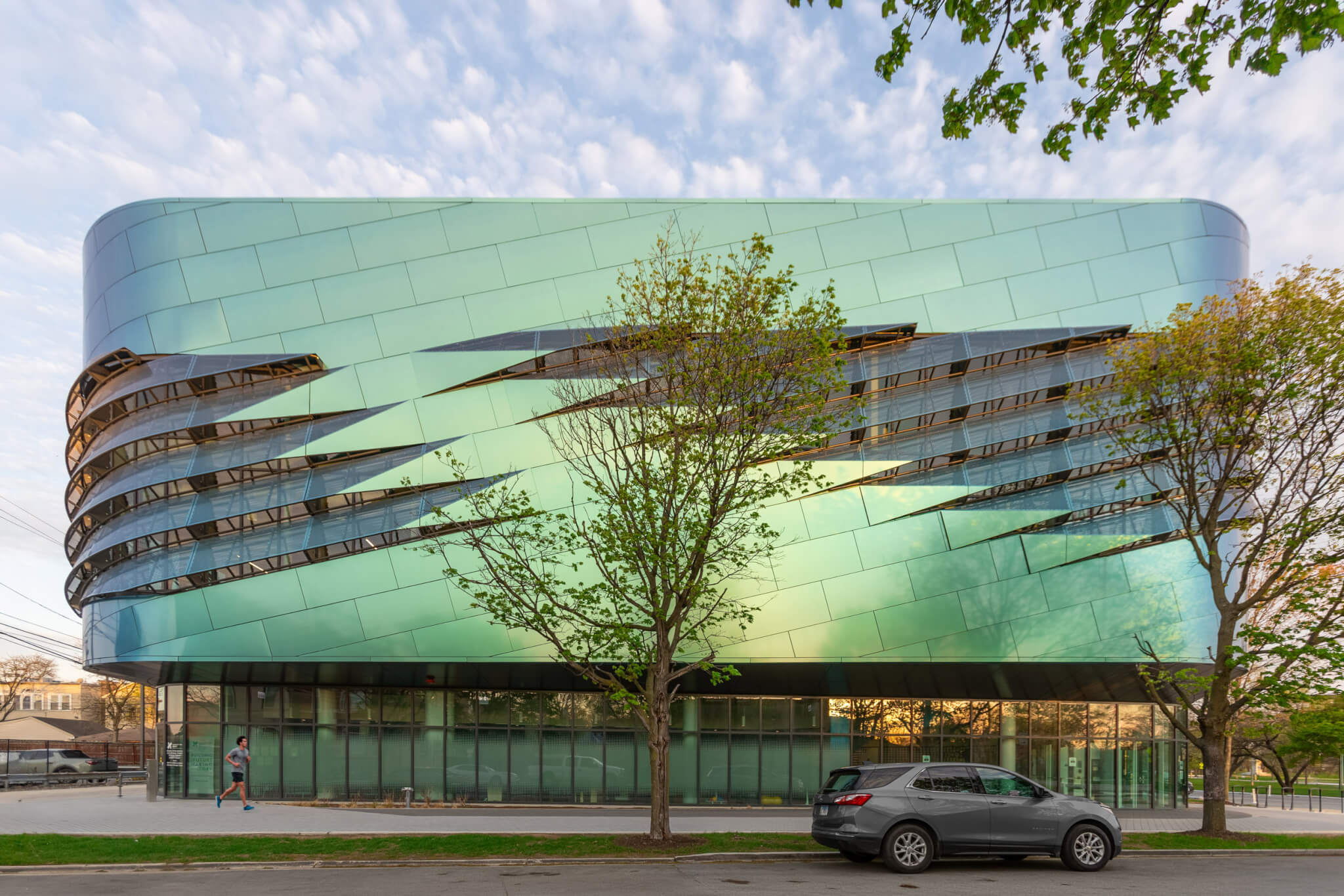 Abgerundete Fassade des Humboldt Park Health & Wellness Centers