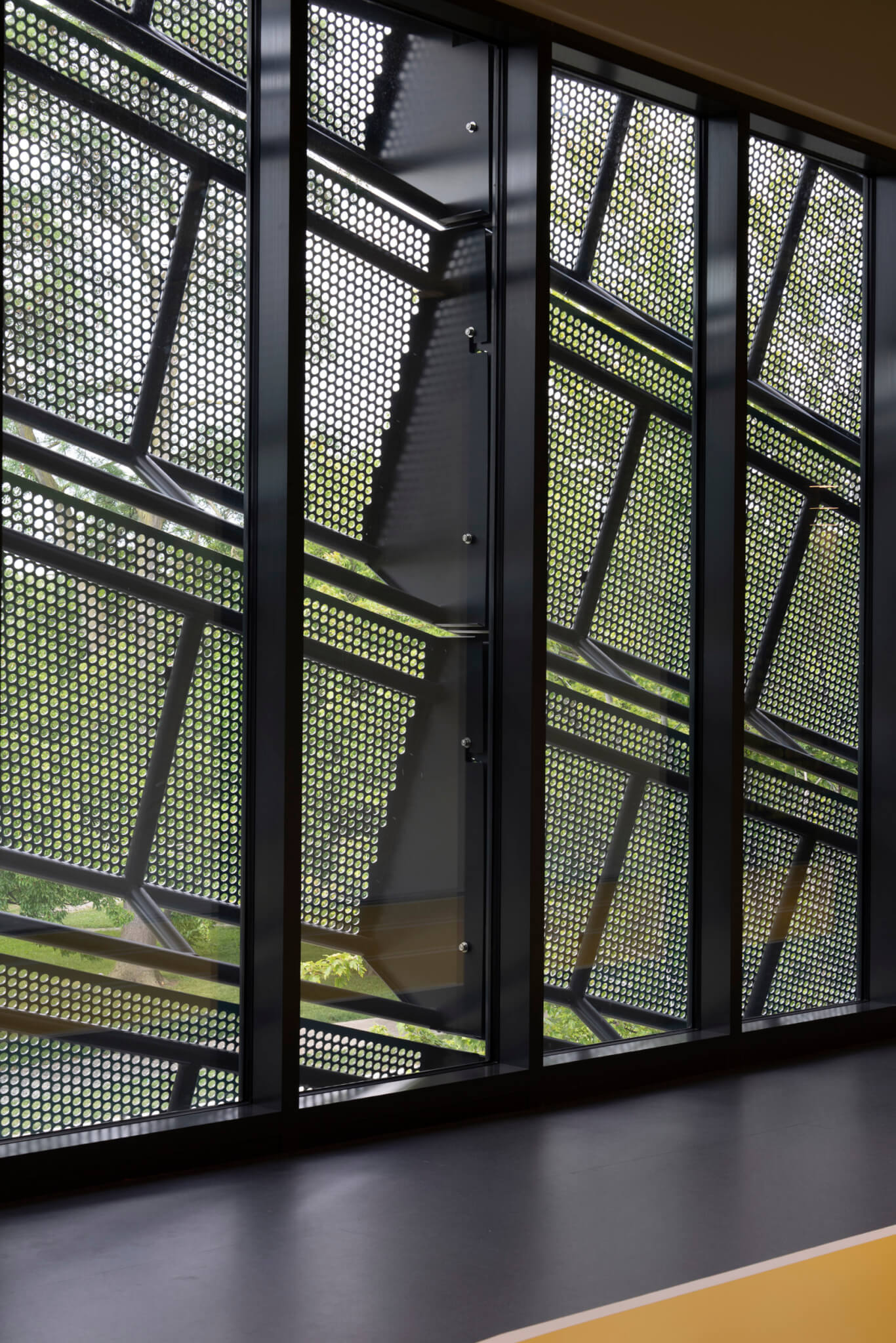 Detailaufnahme der Messerplatten und der perforierten Paneele