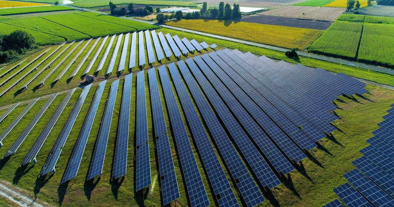 Solarpaneele auf einer Luftaufnahme von Amazon