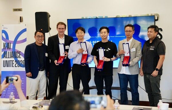Participantes fotografiados durante el evento 'Unite 2026' de la Alianza K-AI celebrado el día 26 (hora local) en Silicon Valley, EE. UU. (De izquierda a derecha) Presidente del Comité de IA de SK, Yoo Young-sang; ejecutivo de Primemass, Joseph Baco; representante de HyperXcel, Kim Joo-young (김주영); representante de Channel Corporation, Choi Si-won (최시원); CPO de Panecia, Jo Yong-jin (조용진); representante de MoloCo, Ahn Ik-jin (안익진)