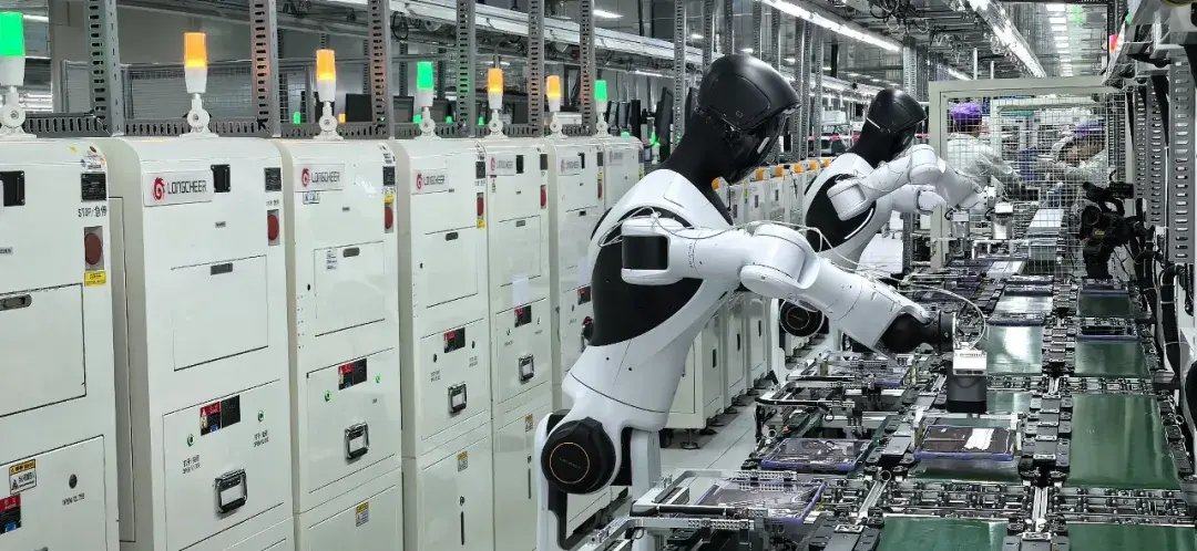 智元第 15000 台通用具身机器人精灵 G2 量产下线