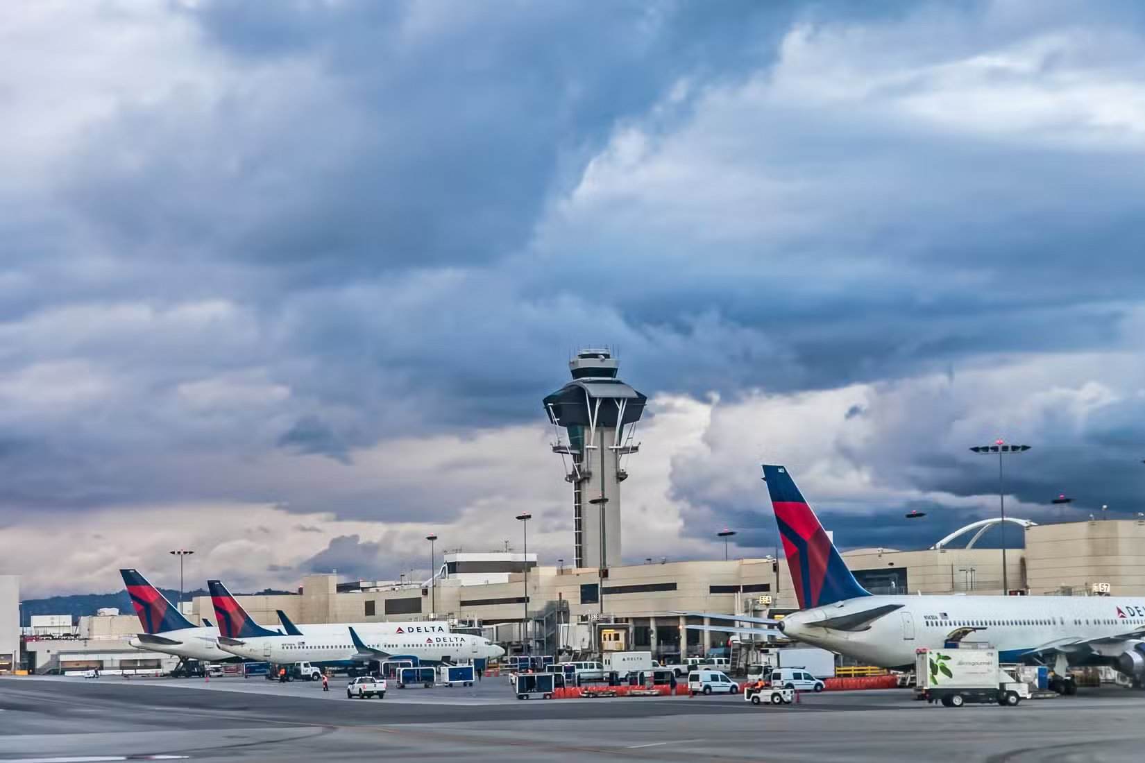 Aviones de Delta Air Lines en el Aeropuerto Internacional de Los Ángeles
