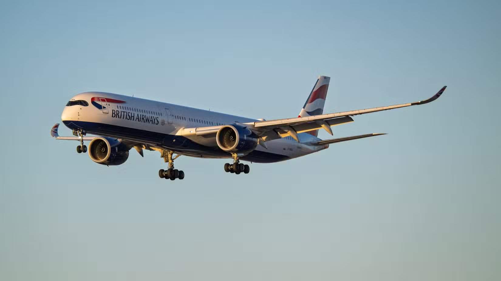 British Airways Airbus A350-1000 G-XWBA chegando ao pôr do sol no Aeroporto Internacional de Phoenix Sky Harbor
