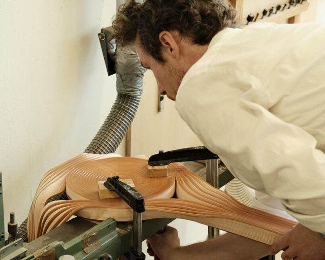 Dänische Marke biegt 3D-gedruckte Stühle von Hand und erweitert die Grenzen der Nachbearbeitung beim großformatigen Extrusionsdruck