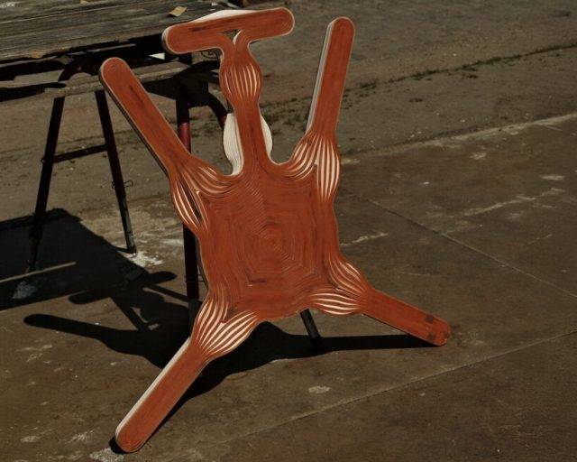 Dänische Marke biegt 3D-gedruckte Stühle von Hand und erweitert die Grenzen der Nachbearbeitung beim großformatigen Extrusionsdruck