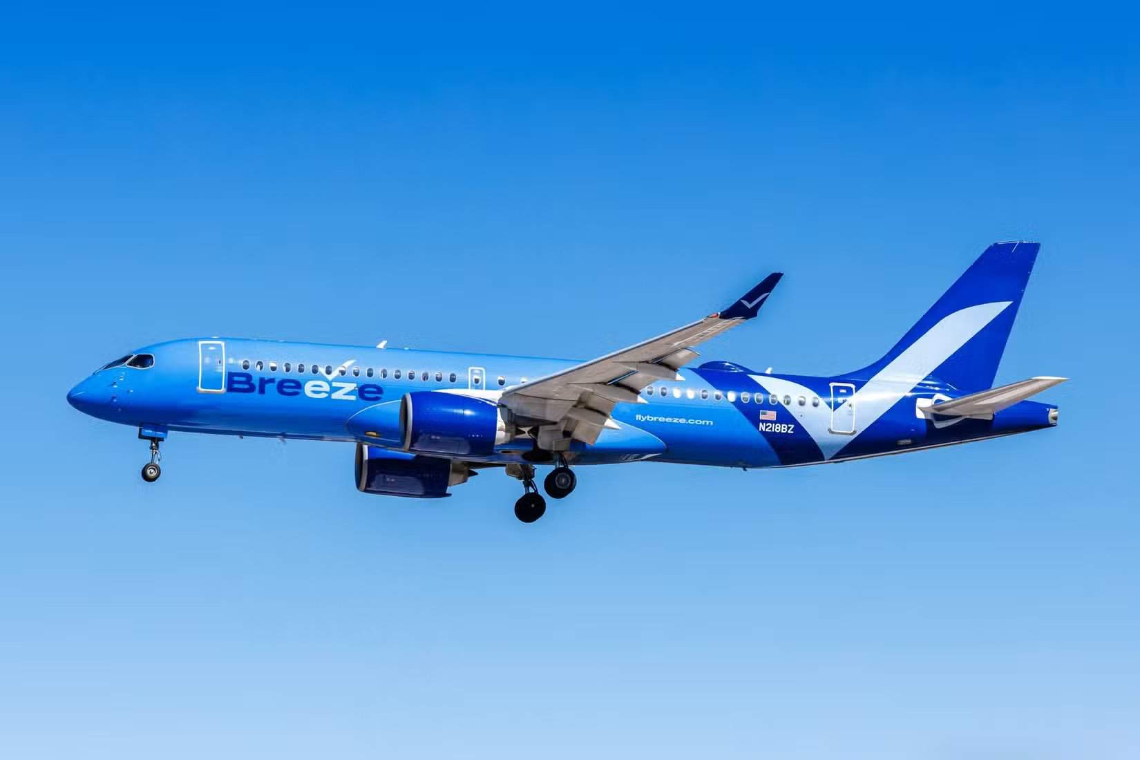 طائرة من طراز A220-300 تابعة لشركة بريز إيرويز في مرحلة الاقتراب