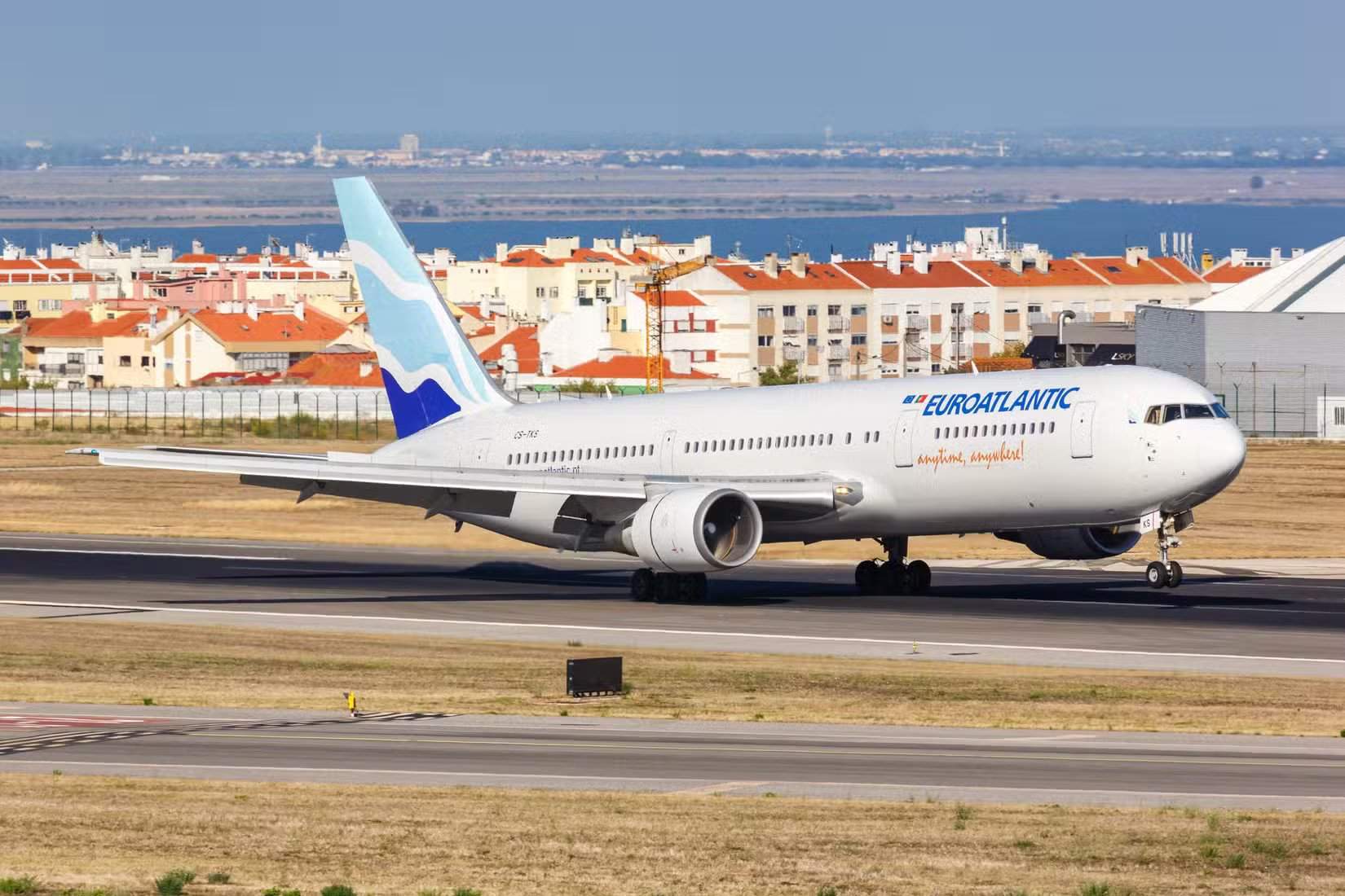 EuroAtlantic Airways 767-300ER bei der Landung in Lissabon