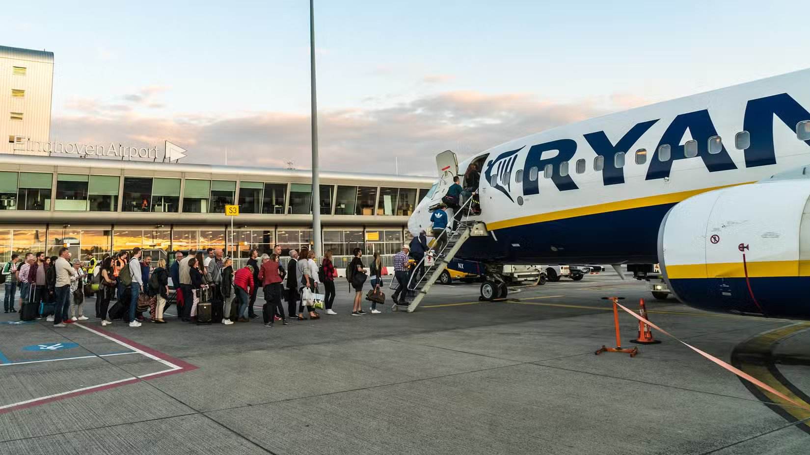 Pasajeros embarcando en un avión de Ryanair en el aeropuerto de Eindhoven