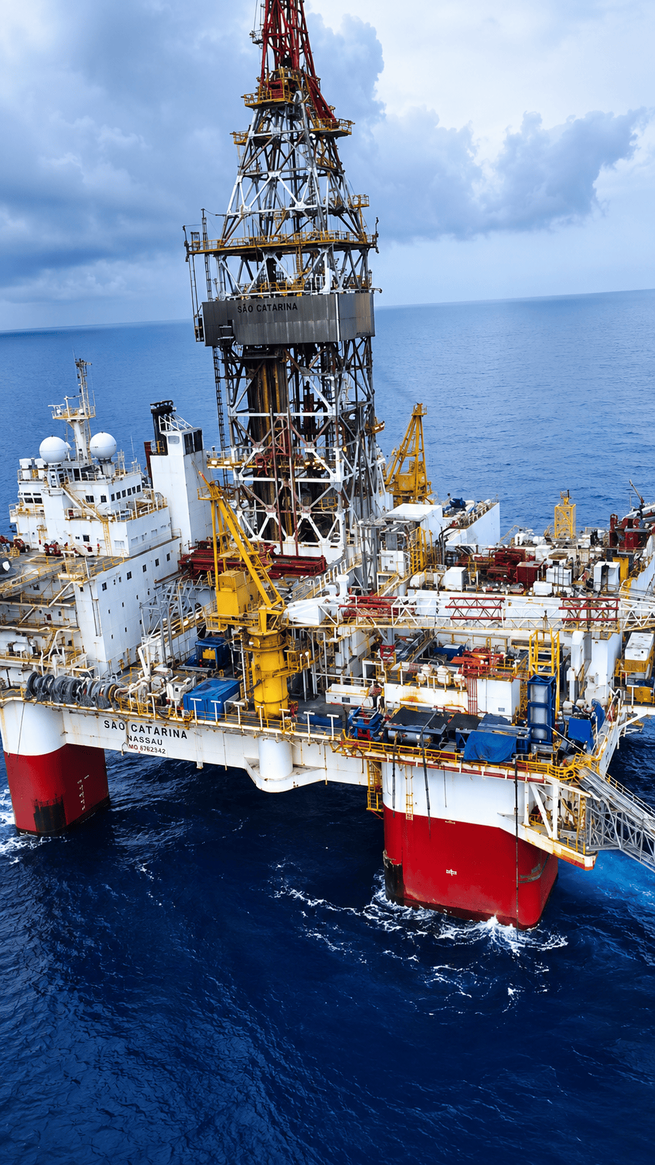 كيف يتم حفر بئر نفطي في البحر؟ ??️ هذه هي المراحل الرئيسية لحفر وإكمال بئر بحري (Offshore Well): 1️⃣
