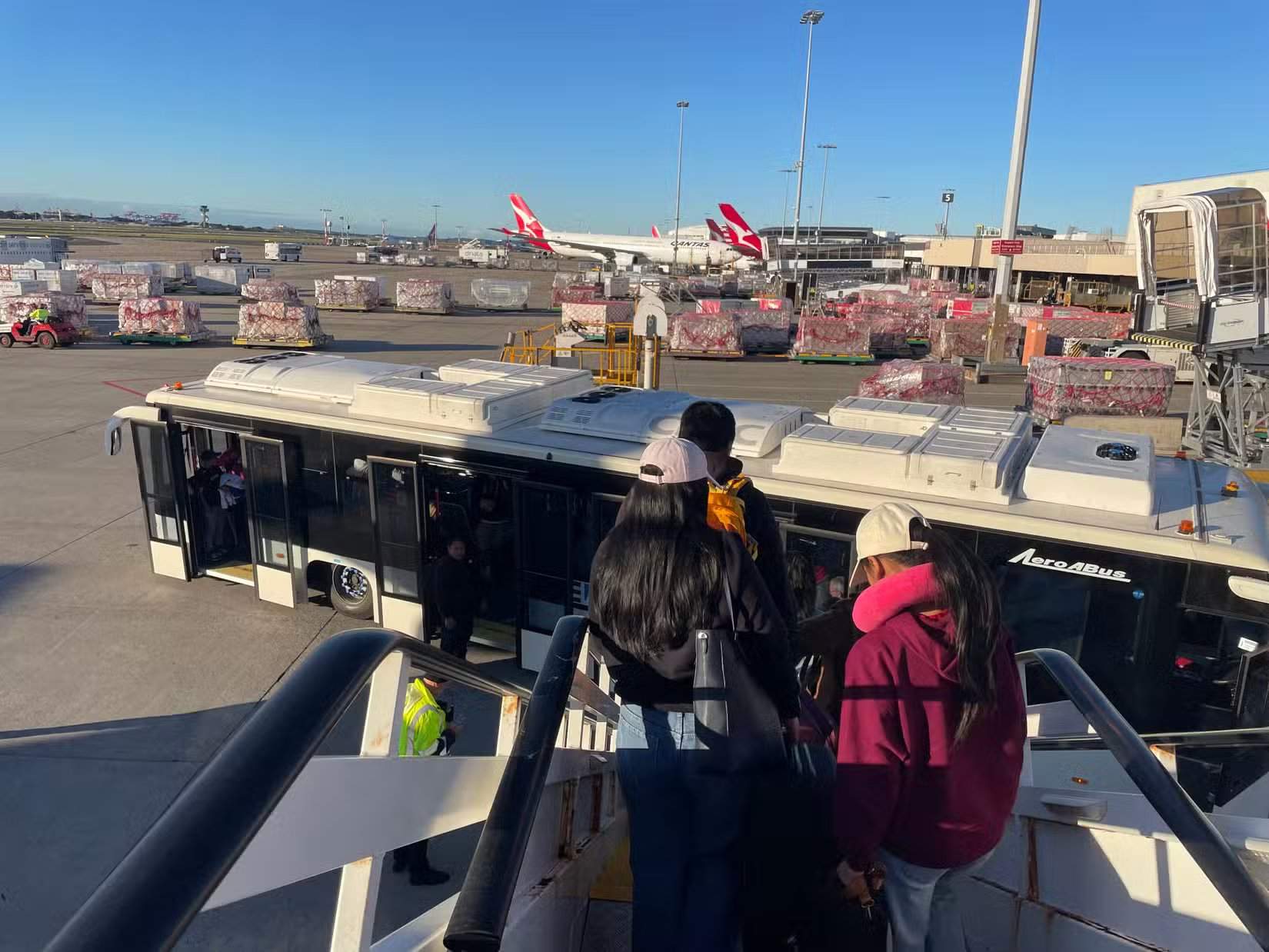 Airbus A320neo da Air New Zealand estacionado em posição remota no Aeroporto de Sydney