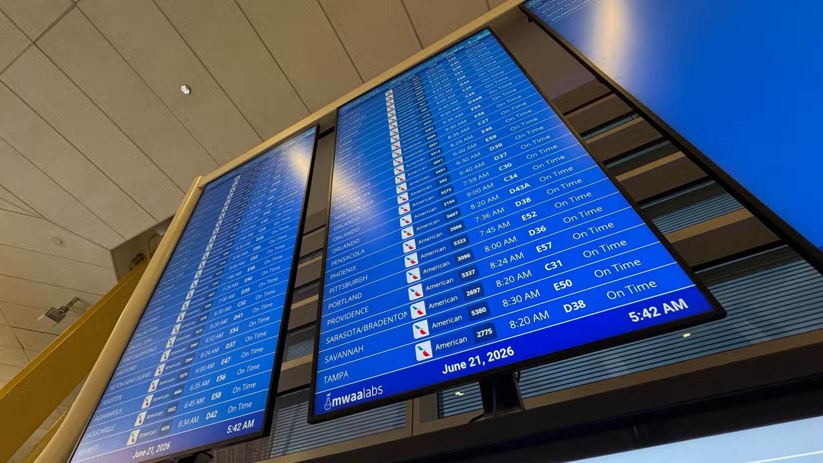 Detalhe do Sistema de Exibição de Informações de Voos (FIDS) azul no Aeroporto Nacional Ronald Reagan Washington (DCA)