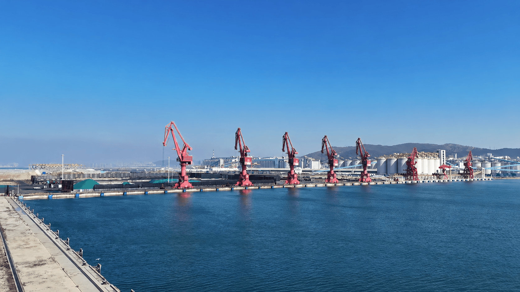 联通四海，粮筑安澜。中交建设者赋能北良港区，筑牢粮食安全屏障（来源：一航局）