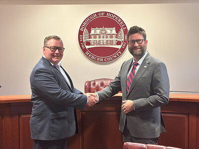 Bildunterschrift: Mark McDonough (links), Präsident von New Jersey American Water, und Ryan Kennedy, Bürgermeister des Boroughs Hopewell, bei der finanziellen Abschlusszeremonie der Übernahme des Wasserversorgungssystems des Boroughs Hopewell durch das Unternehmen.