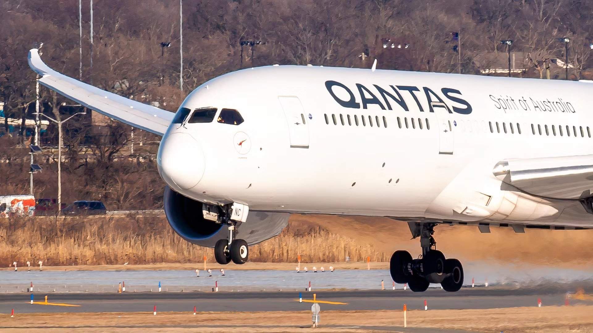 طائرة بوينغ 787-9 تابعة لكانتاس تقترب بعد رحلة طويلة أخرى