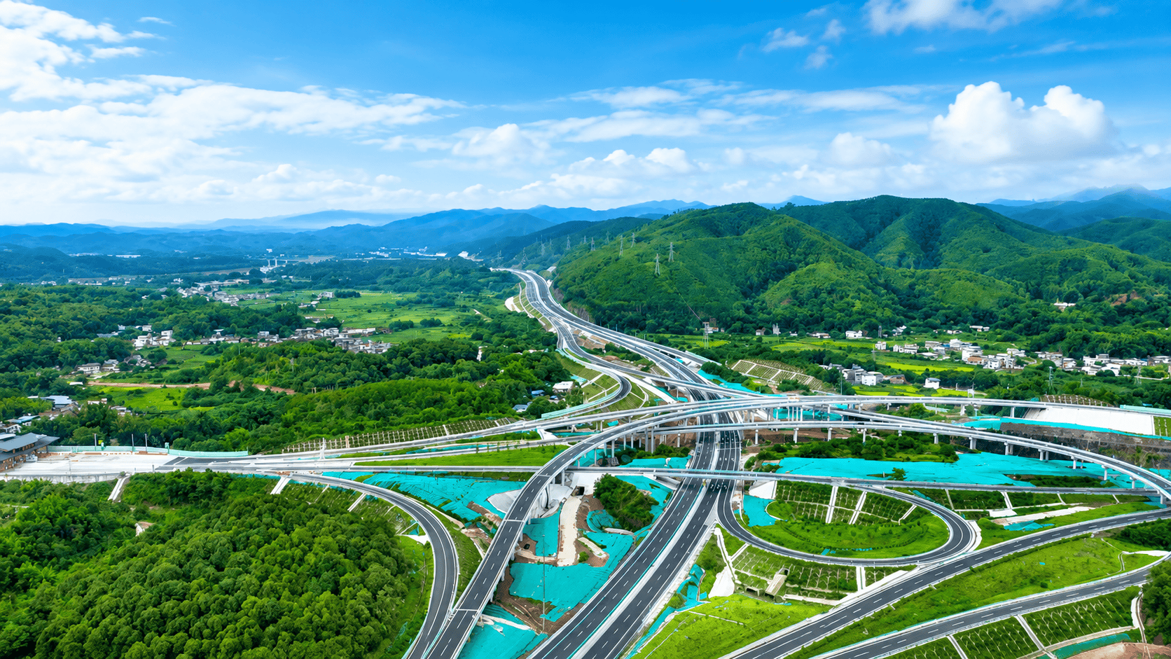 广东汕梅高速改扩建工程先行段具备通行条件#牢记嘱托砥砺奋进  （来源：中交路建）