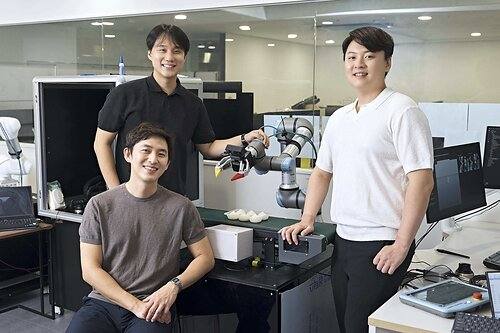 CarbonSix-Mitgründer (im Uhrzeigersinn von oben links: Je-hyeok Kim (Chief Hardware Officer), H.J. Terry Suh (Chief Technology Officer), Tae-yeon Terry Moon (Chief Executive Officer)