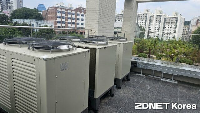 Вентиляционное оборудование на крыше офисного здания Sionic AI (фото: ZDNet Korea)