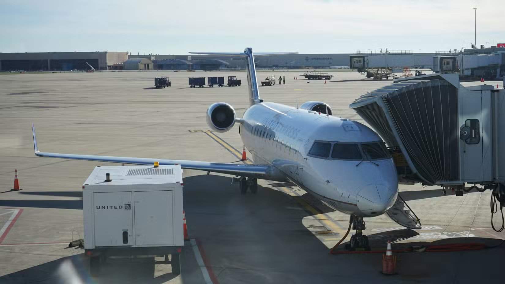 Un CRJ200 d’United Express à la porte d’embarquement de Tulsa