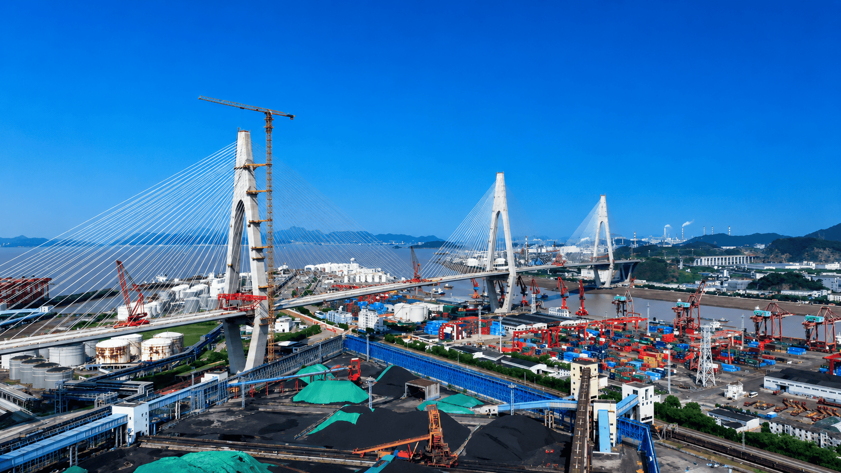 中交路建承建的世界最大跨径三塔不对称斜拉桥——浙江甬江特大桥顺利合龙#牢记嘱托砥砺奋进 （来源：中交路建）