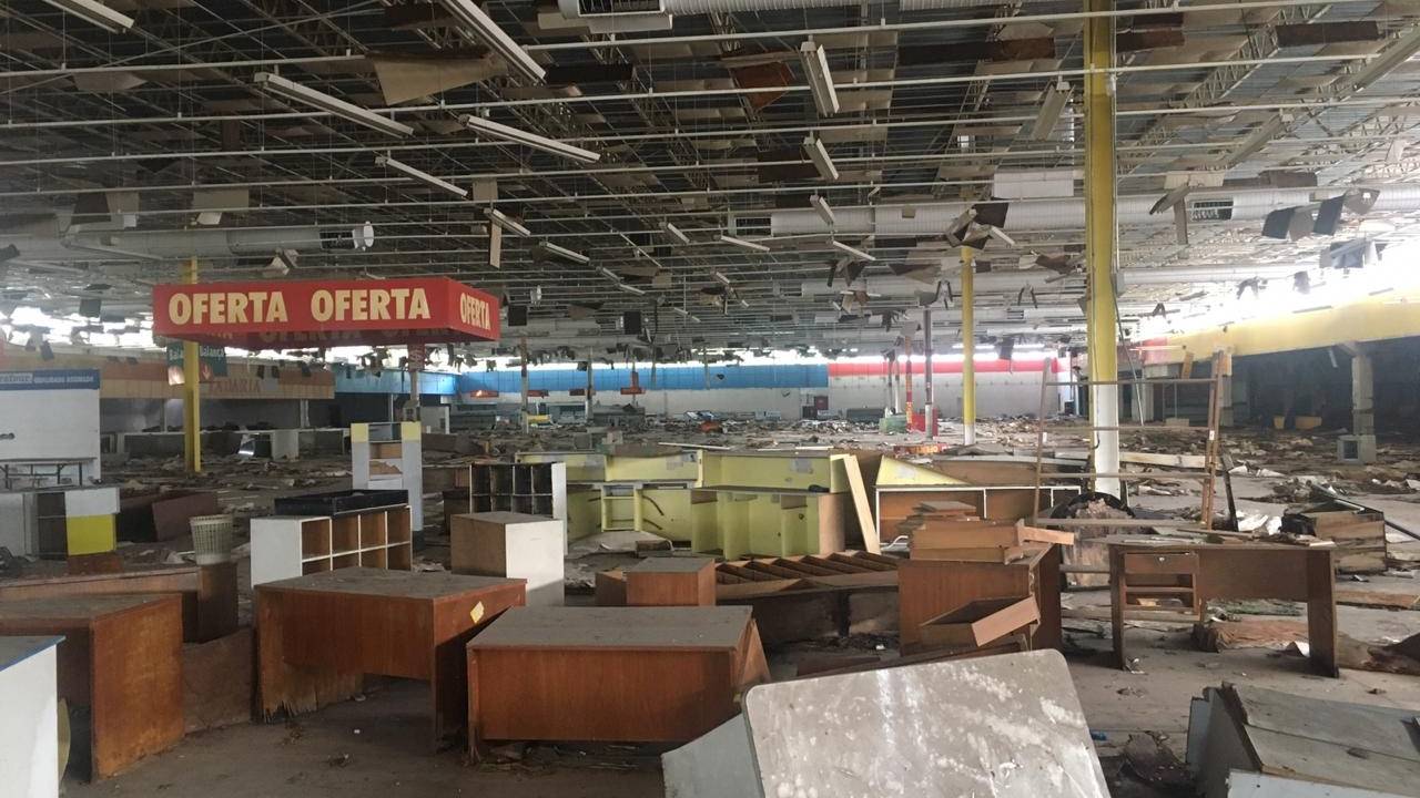 旧家乐福内部显示关闭后的柜台、标牌和废弃结构,该门店自2005年起停用,现将改建为约600套住宅的经济适用房社区。图片:转载。