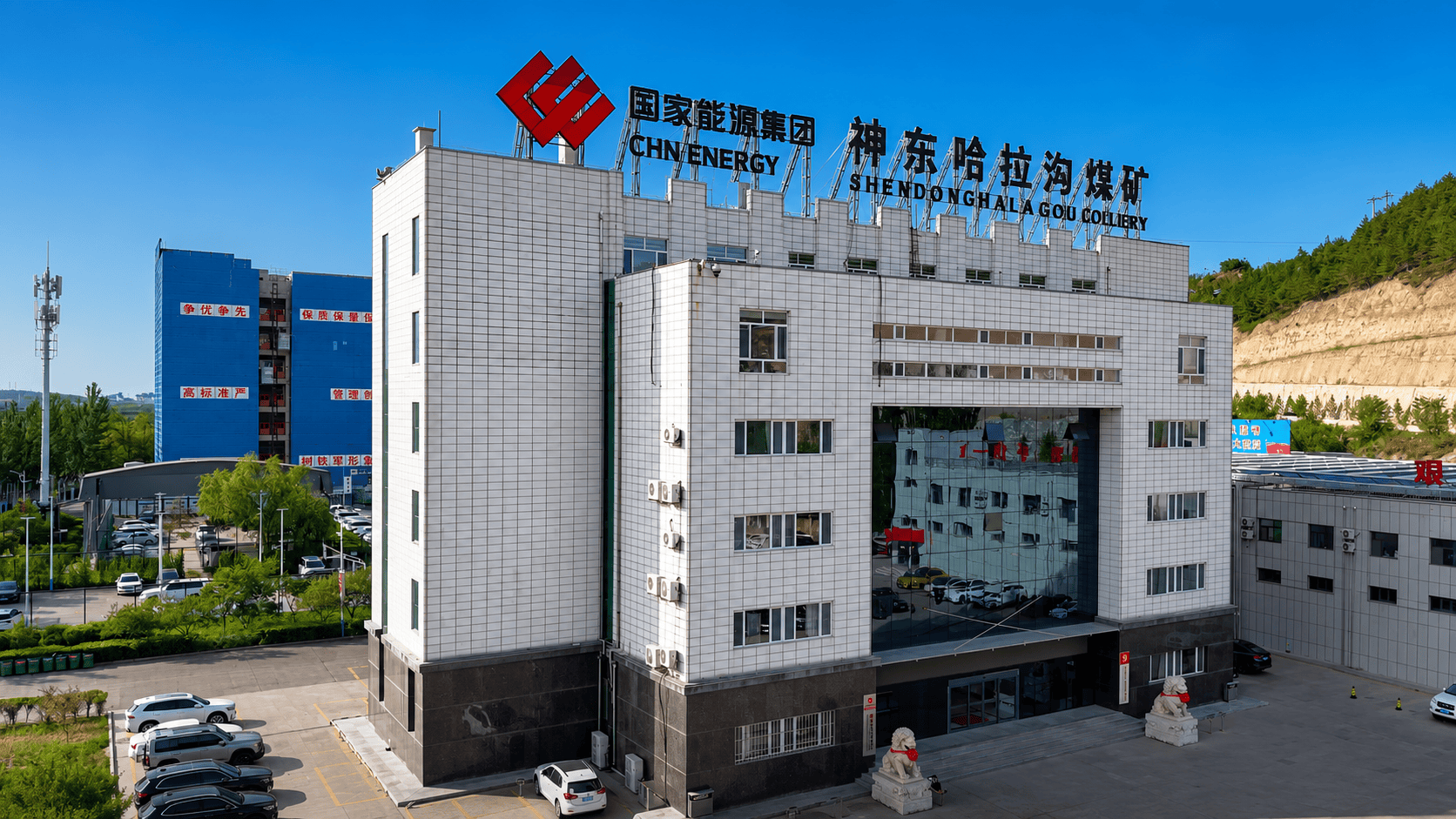 神东哈拉沟煤矿民生福利来啦！智能立体车库正式试运行，拥有 188 个车位，采用全自动智能停车系统，刷卡、扫码就能快速存取车，几十秒就能完成，告别停车排队拥堵。彻底解决职工停车难题，暖心办实事，员工能幸