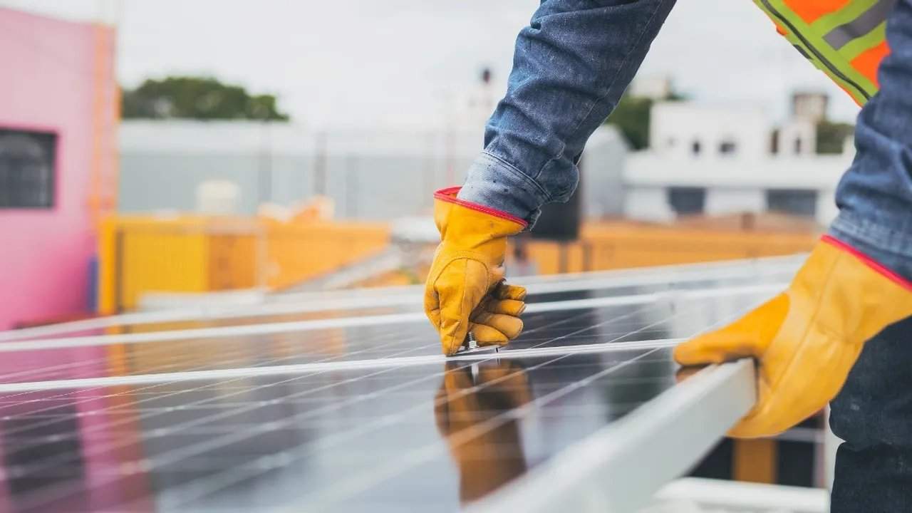 Tata Power Solaroof combina energía solar en tejados, almacenamiento en baterías y apoyo financiero para hogares en Punyab. Fuente de la imagen: Los Muertos Crew/Pexels
