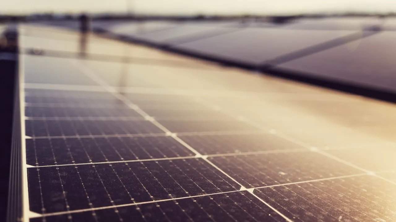 يشمل عقد شركة Standard Solar Limited سعة 5.2416 ميجاواط تيار مستمر ومنشأة بقدرة 3.9 ميجاواط تيار متردد. مصدر الصورة: Michael Pointner/Pexels